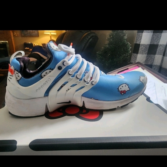 Hello Kitty Nike Shoes - Picture 5 of 6